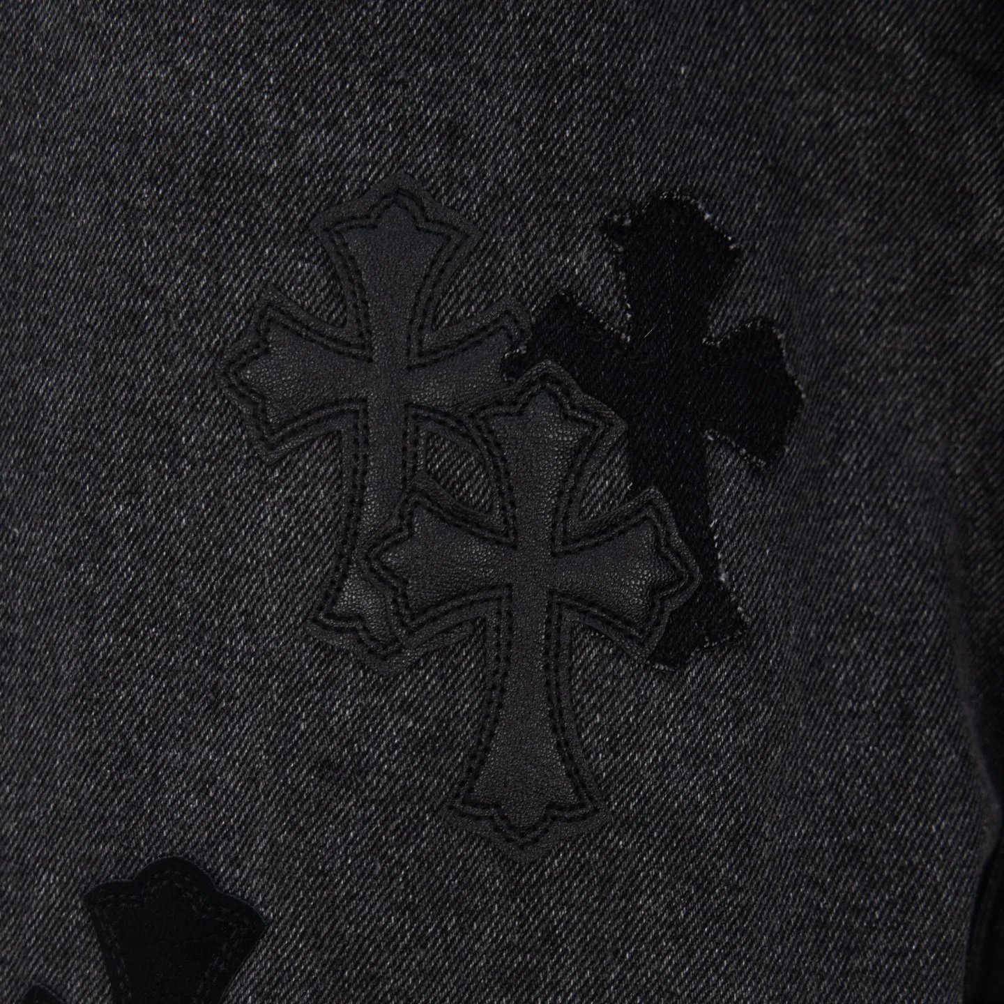 P290 Chrome Hearts Chrome Hearts Black Pinduo Black Leather Big Devil Cow King Jeans CH jeans need to be washed before being dismantled and hand-stitched with sheepskin cross leather and then spliced to complete. The whole piece has too much craftsmanship to describe. About Chrome Hearts This is an extremely luxurious fashion brand that can also be called the nobility of the high street. It has always been an exclusive brand for some hipsters or the second generation of rich people. Compared with ordinary high streets, it is more luxurious and noble. Compared with luxury brands, it has a more fashionable personality. It has always been a brand that I have a special liking for. Style number: 1769# Color: black Size: 28 30 32 34 36